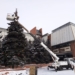 У ТЦ «Омский» разбирают новогоднюю ель Фото: Вадим Дитковский
