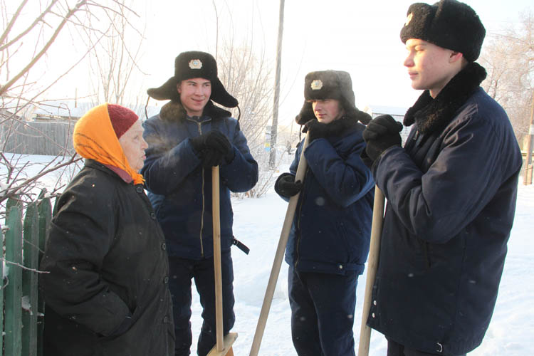 Студенты помогают пожилым омичам справиться с уборкой снега во дворах (ФОТО)
