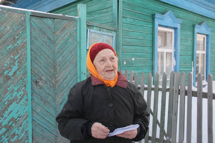 Студенты помогают пожилым омичам справиться с уборкой снега во дворах (ФОТО)