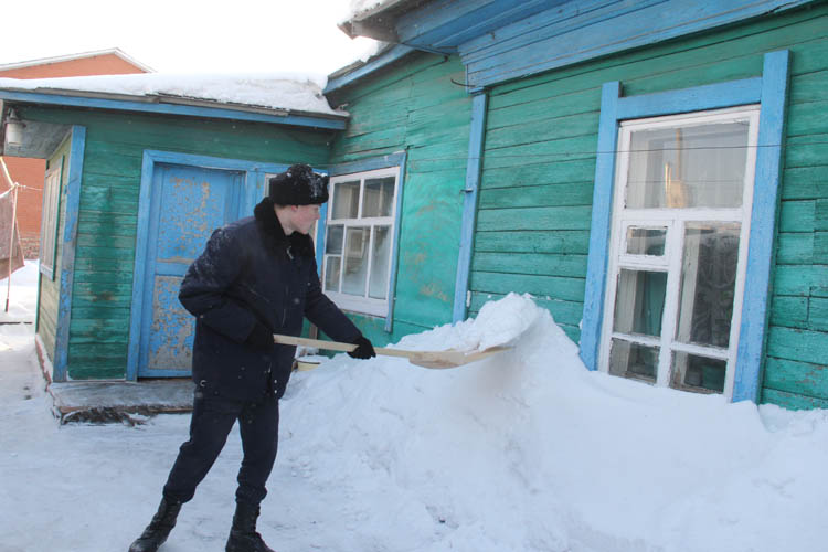 Студенты помогают пожилым омичам справиться с уборкой снега во дворах (ФОТО)