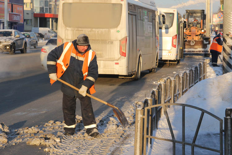 Омские дорожники устраняют последствия снегопада (ФОТО)