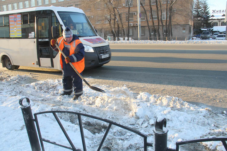 Омские дорожники устраняют последствия снегопада (ФОТО)