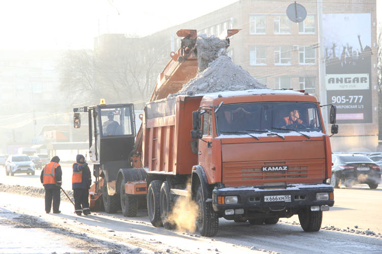 Омские дорожники устраняют последствия снегопада (ФОТО)