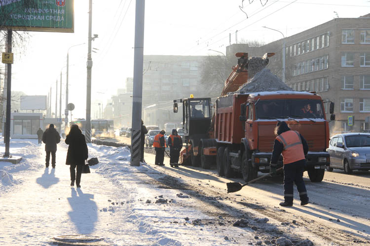 Омские дорожники устраняют последствия снегопада (ФОТО)