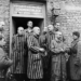 Бойцы 1-го Украинского фронта вместе с освобожденными ими узниками Аушвица, 1945 год. Фото: Gettyimages