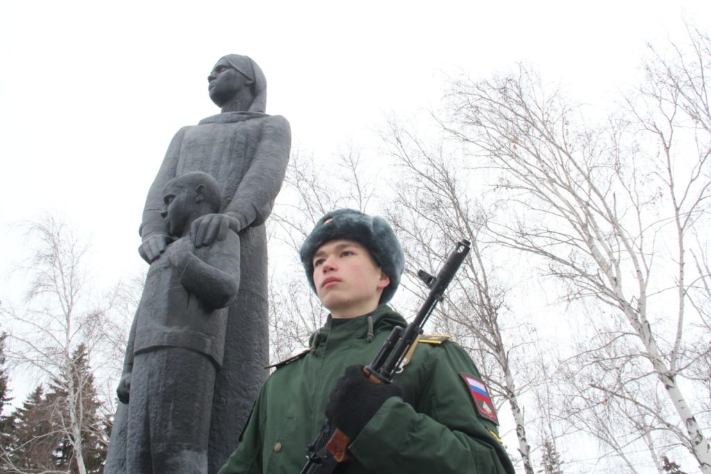 Сотни гвоздик и троекратный ружейный залп: известные омичи возложили цветы в парке 30-летия Победы