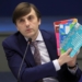 Сергей Крвцов демонстрирует украинские учебники. Фото: er.ru