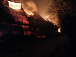 В Омске 60 пожарных всю ночь тушили ангар на Барабинской (фото)