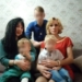 Фото: личный архив семьи. Слева и сзади - родные дети Светланы. На руках - взятые под опеку малыши