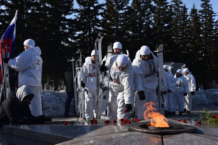 В Омске стартовал марш-бросок, в рамках которого прошел флешмоб «Zа Мир! Zа Россию! Zа Президента!» (фото)