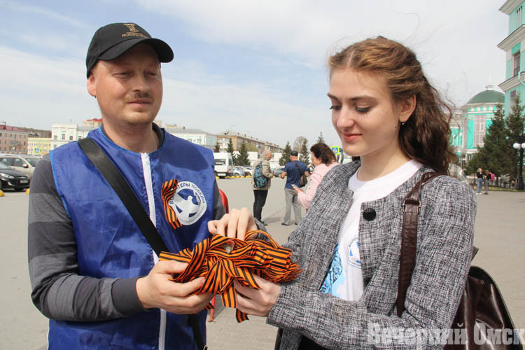 В Омске продолжают раздавать георгиевские ленточки (ФОТО)