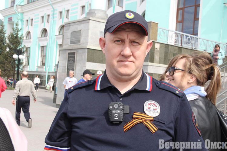 В Омске продолжают раздавать георгиевские ленточки (ФОТО)