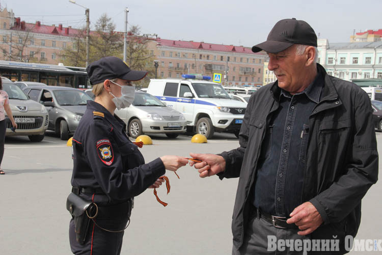 В Омске продолжают раздавать георгиевские ленточки (ФОТО)
