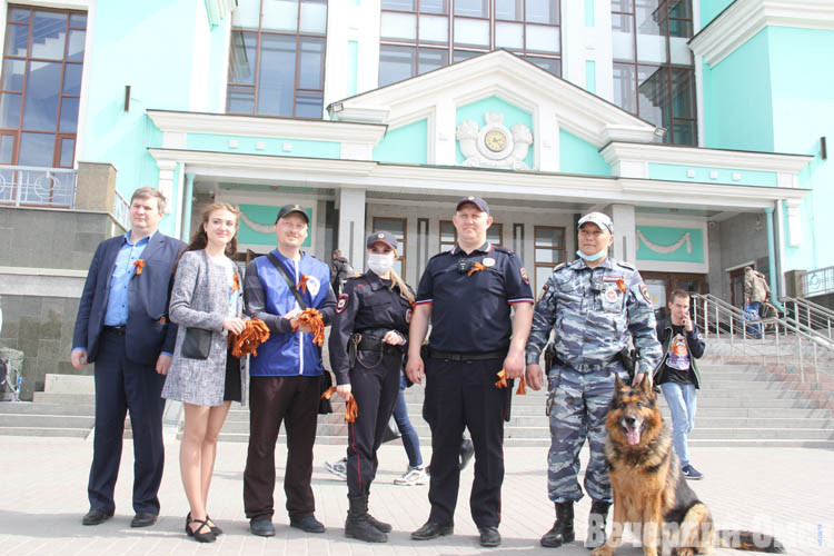 В Омске продолжают раздавать георгиевские ленточки (ФОТО)