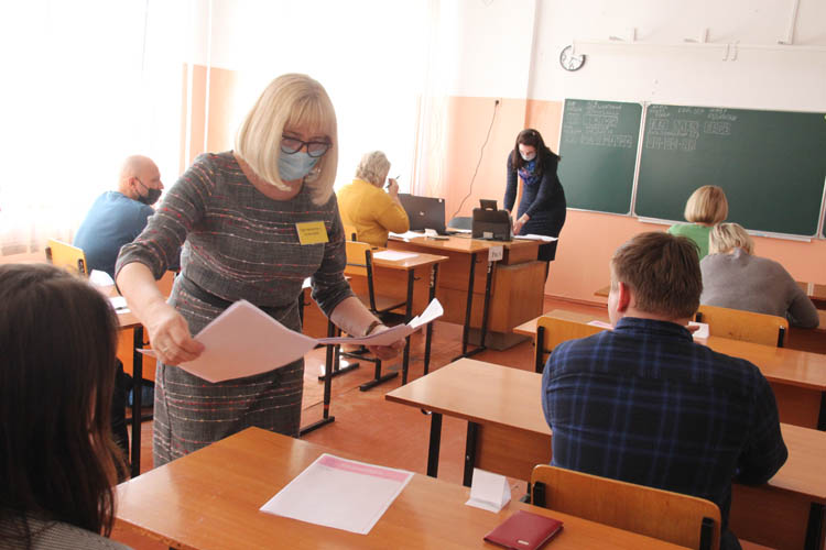 Родители омских школьников сдали ЕГЭ по математике базового уровня (ФОТО)