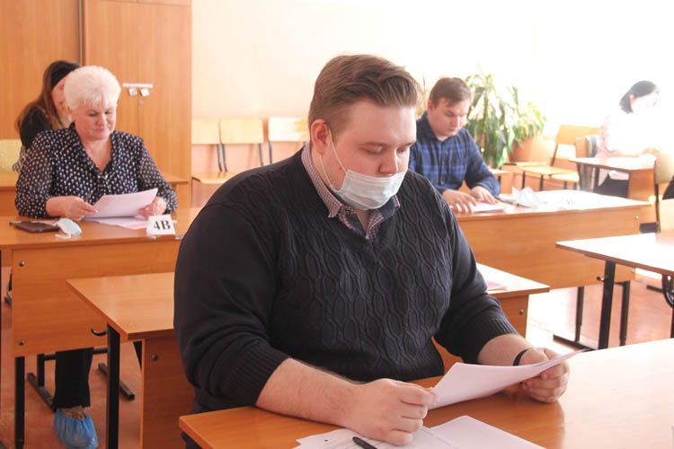 Родители омских школьников сдали ЕГЭ по математике базового уровня (ФОТО)