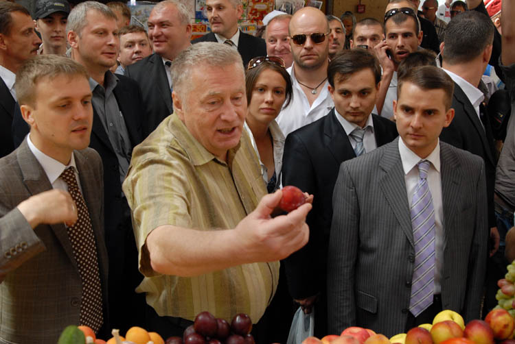 Вспоминая Владимира Жириновского: пересматриваем фотографии, сделанные во время визита легендарного политика в Омск