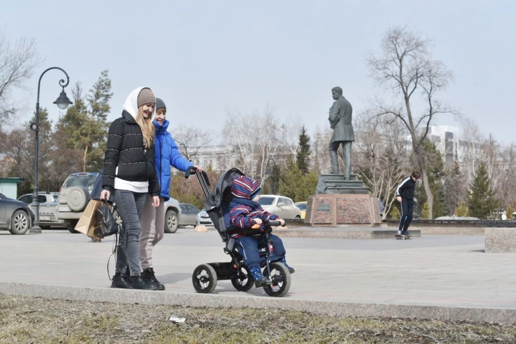 Шапки и пуховики долой: 10 фото Омска в первый теплый день весны