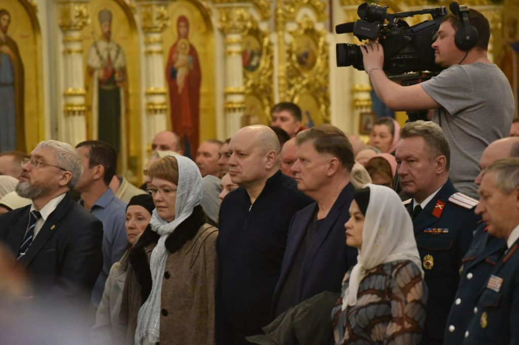 Первые лица города посетили ночную пасхальную службу в Успенском соборе (ФОТО)