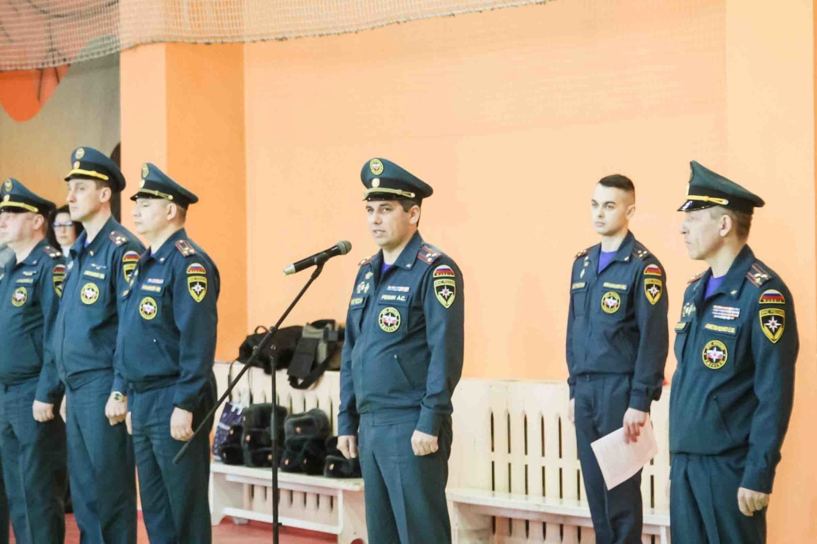 Омские огнеборцы сразились в футбол в полном обмундировании