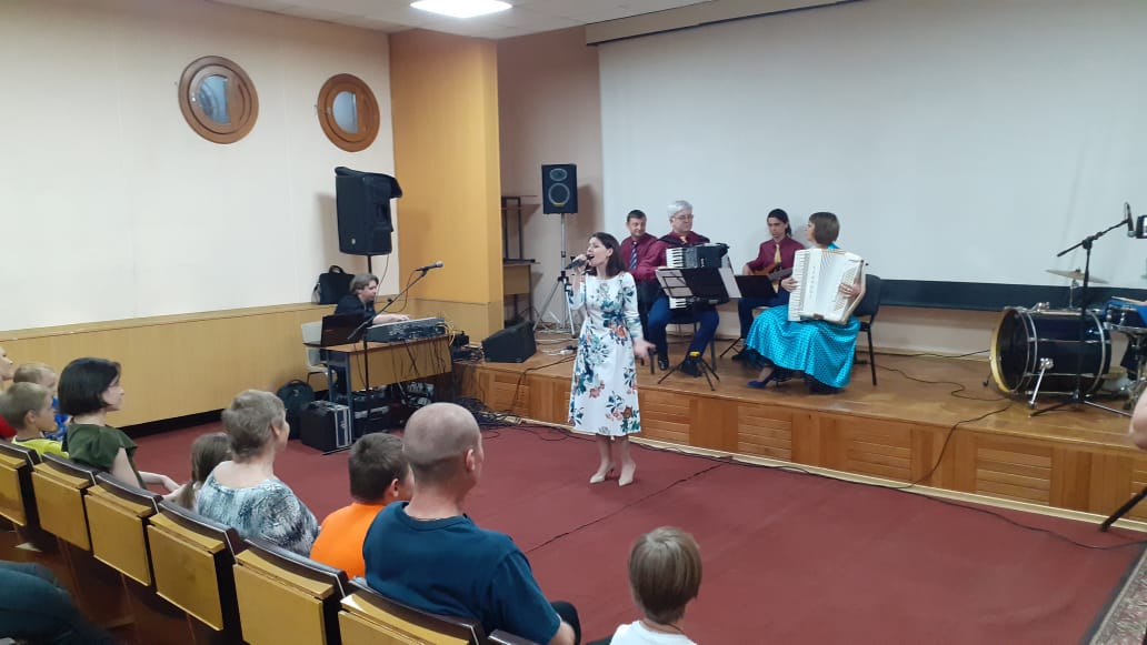 Омские единороссы организовали концерт для беженцев Фото: "Единая Россия"