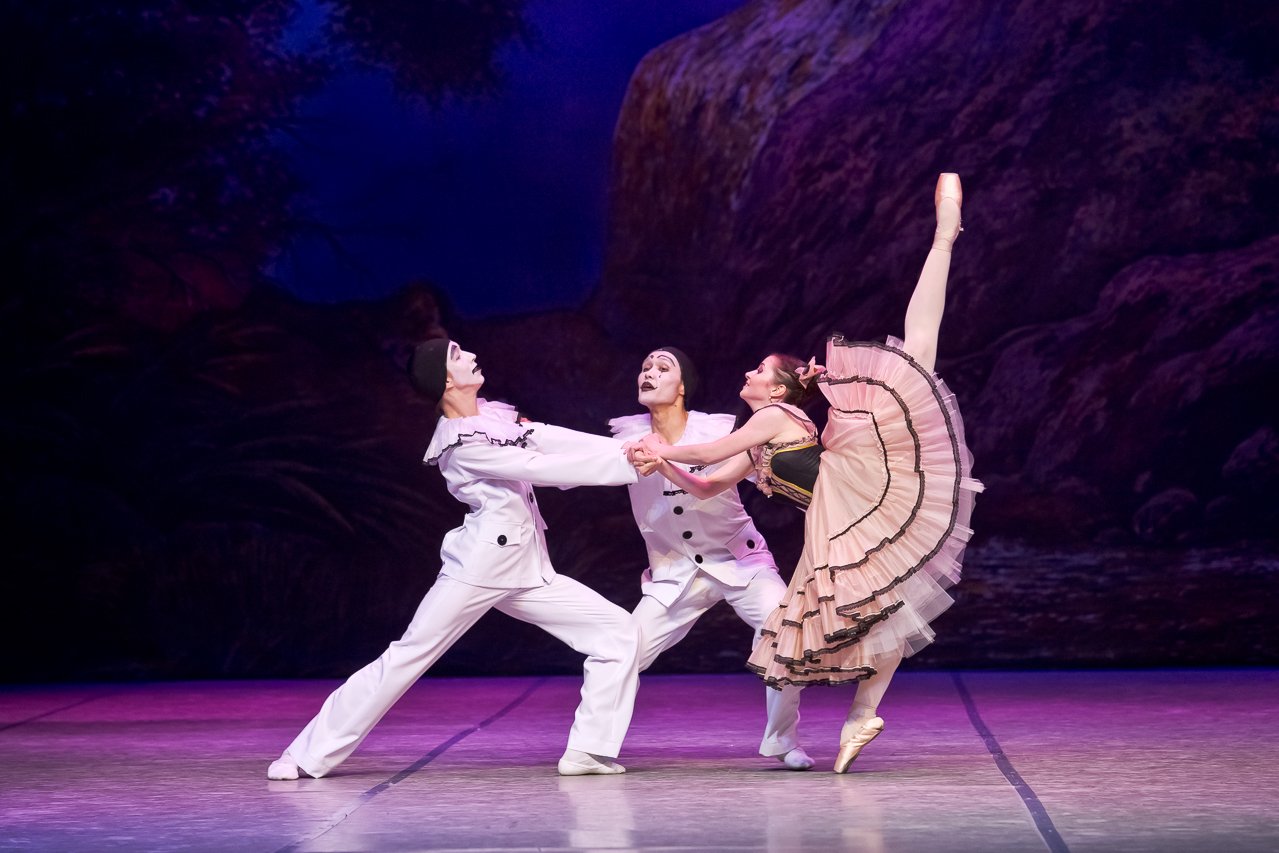 Страсти, сплетни и Французская революция: самые яркие моменты омского Gala Ballet
