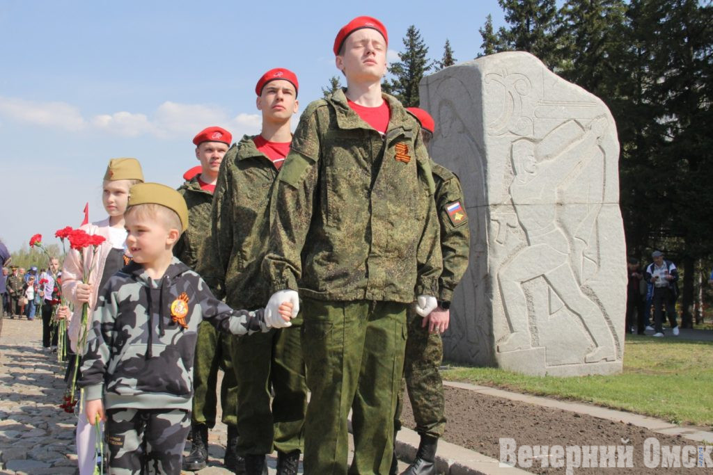 9 Мая в Омске завершилось праздничным салютом: фейерверк, Вечный огонь и еще 20 атмосферных кадров прошедшего дня