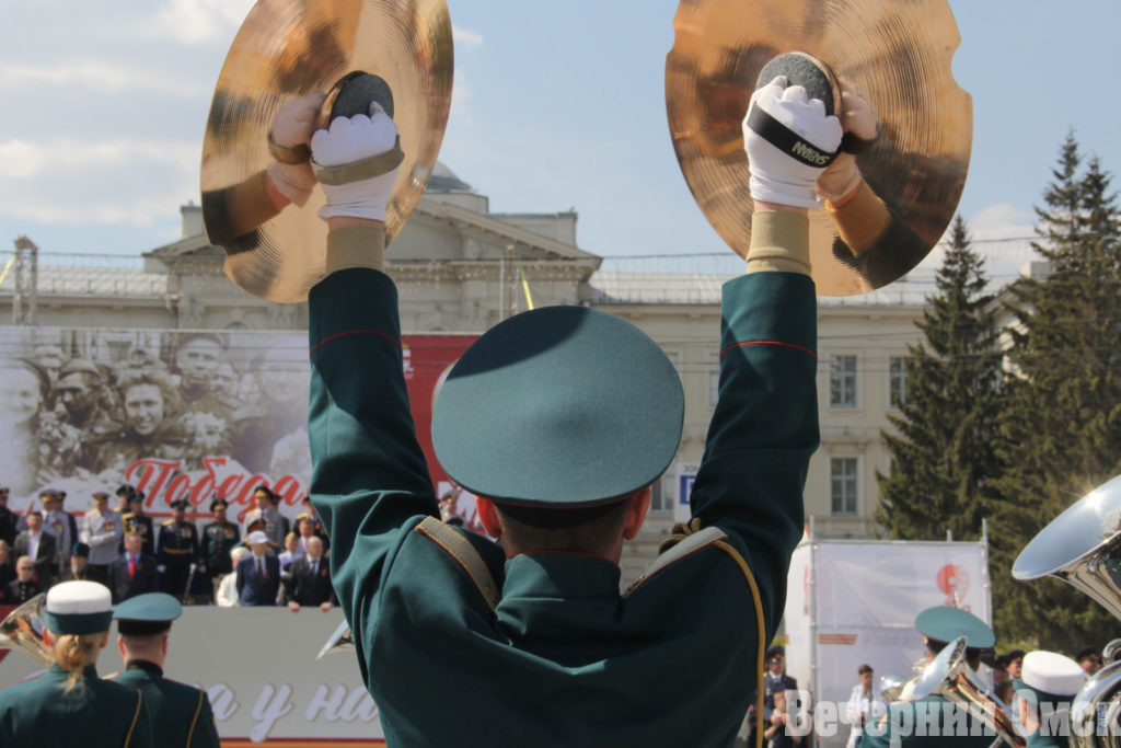 9 Мая в Омске завершилось праздничным салютом: фейерверк, Вечный огонь и еще 20 атмосферных кадров прошедшего дня
