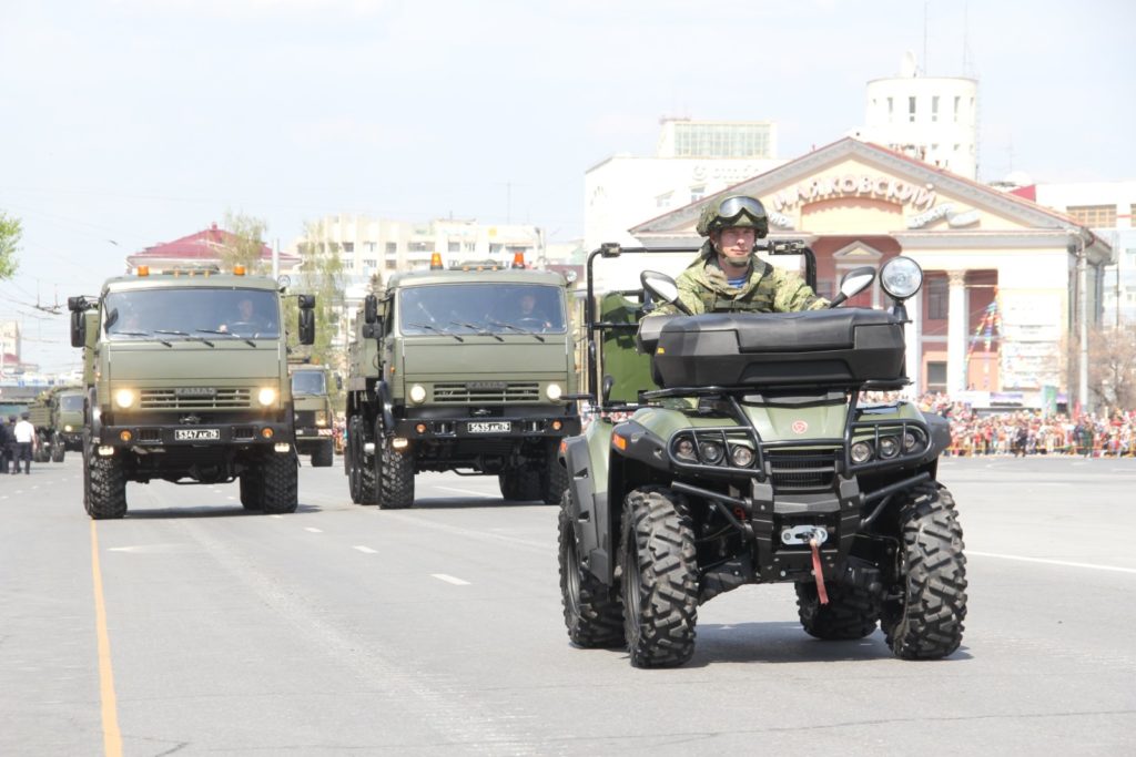 9 Мая в Омске завершилось праздничным салютом: фейерверк, Вечный огонь и еще 20 атмосферных кадров прошедшего дня
