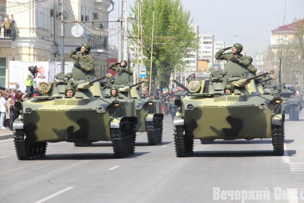 9 Мая в Омске завершилось праздничным салютом: фейерверк, Вечный огонь и еще 20 атмосферных кадров прошедшего дня