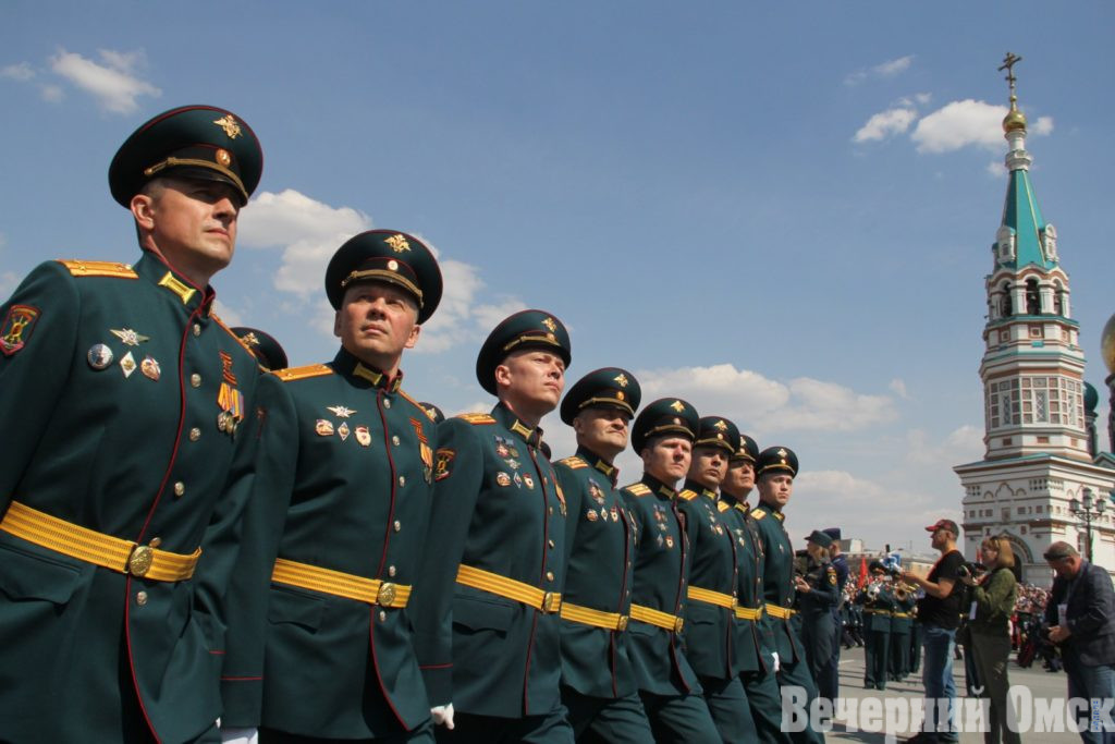 9 Мая в Омске завершилось праздничным салютом: фейерверк, Вечный огонь и еще 20 атмосферных кадров прошедшего дня