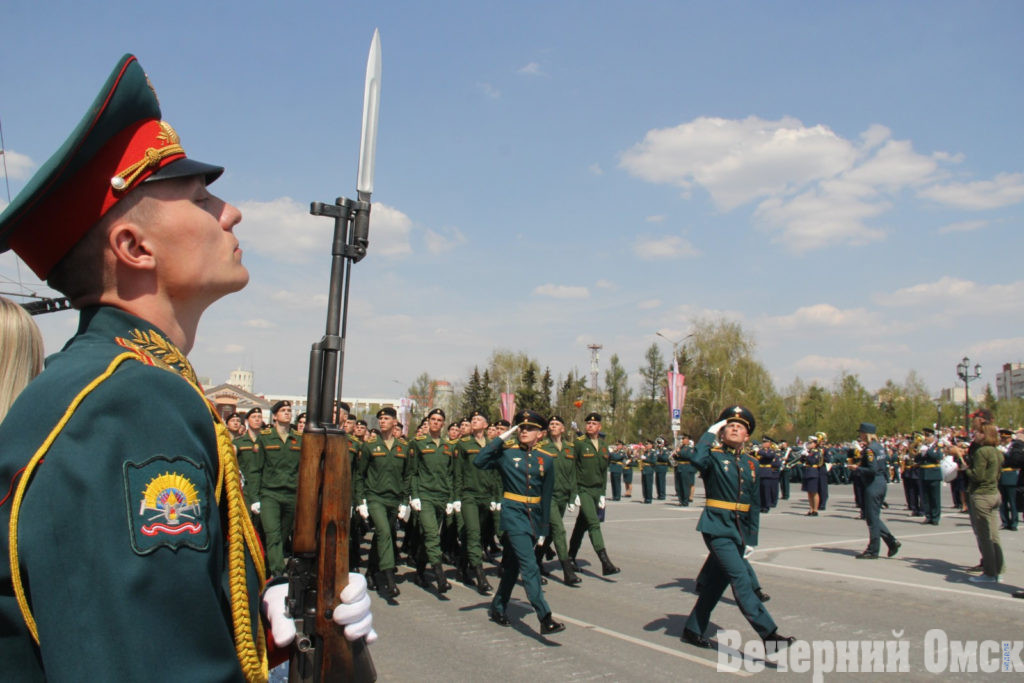 9 Мая в Омске завершилось праздничным салютом: фейерверк, Вечный огонь и еще 20 атмосферных кадров прошедшего дня