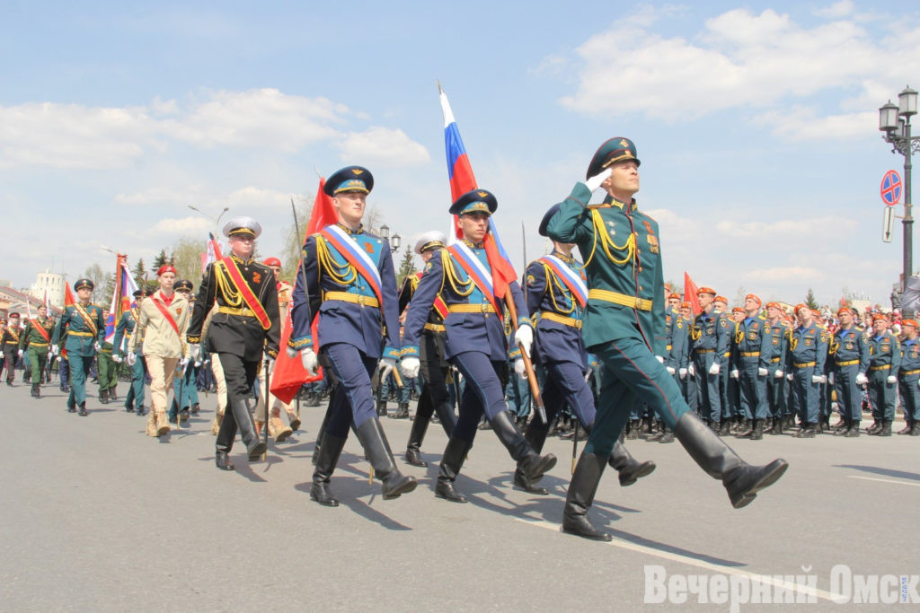9 Мая в Омске завершилось праздничным салютом: фейерверк, Вечный огонь и еще 20 атмосферных кадров прошедшего дня