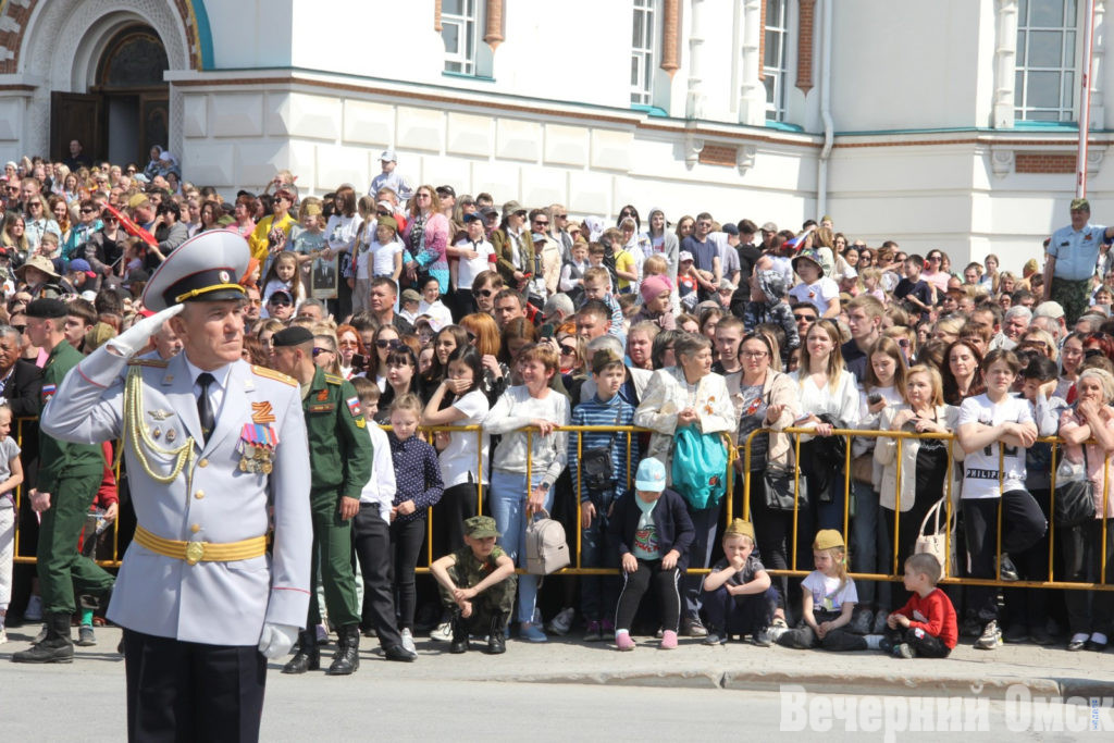 9 Мая в Омске завершилось праздничным салютом: фейерверк, Вечный огонь и еще 20 атмосферных кадров прошедшего дня
