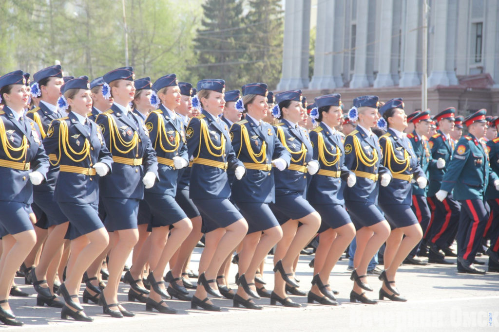 9 Мая в Омске завершилось праздничным салютом: фейерверк, Вечный огонь и еще 20 атмосферных кадров прошедшего дня
