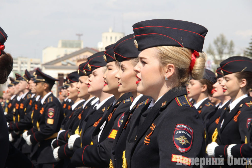 9 Мая в Омске завершилось праздничным салютом: фейерверк, Вечный огонь и еще 20 атмосферных кадров прошедшего дня