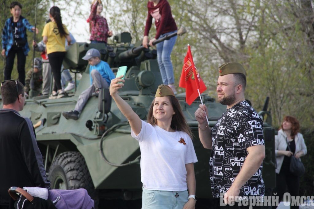 Селфи у танка и почтовые голуби: что вы пропустили в парке Победы 9 мая (ФОТО)