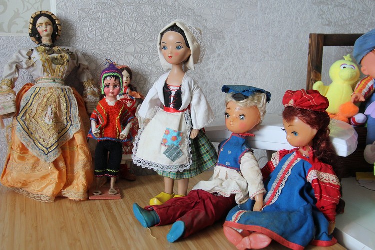 Омичка собрала коллекцию больше чем из 400 редких кукол. В наш город они приехали из разных уголков мира