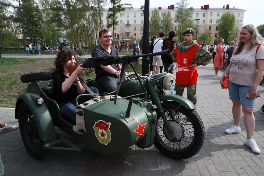 Фотозона у землянки, настоящая военная техника и гонки на радиоуправляемых танках: на бульваре Победы омичи участвовали в необычной интерактивной программе