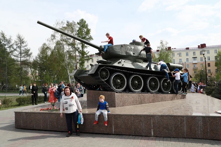 Фотозона у землянки, настоящая военная техника и гонки на радиоуправляемых танках: на бульваре Победы омичи участвовали в необычной интерактивной программе