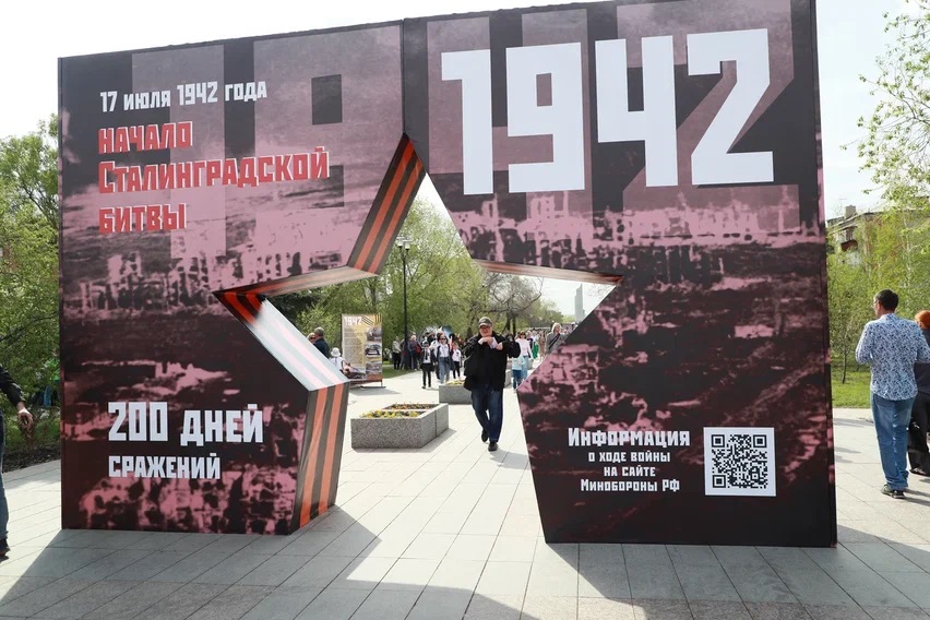 Фотозона у землянки, настоящая военная техника и гонки на радиоуправляемых танках: на бульваре Победы омичи участвовали в необычной интерактивной программе