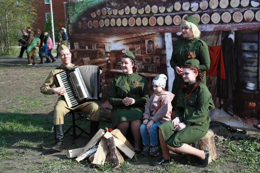 Фотозона у землянки, настоящая военная техника и гонки на радиоуправляемых танках: на бульваре Победы омичи участвовали в необычной интерактивной программе
