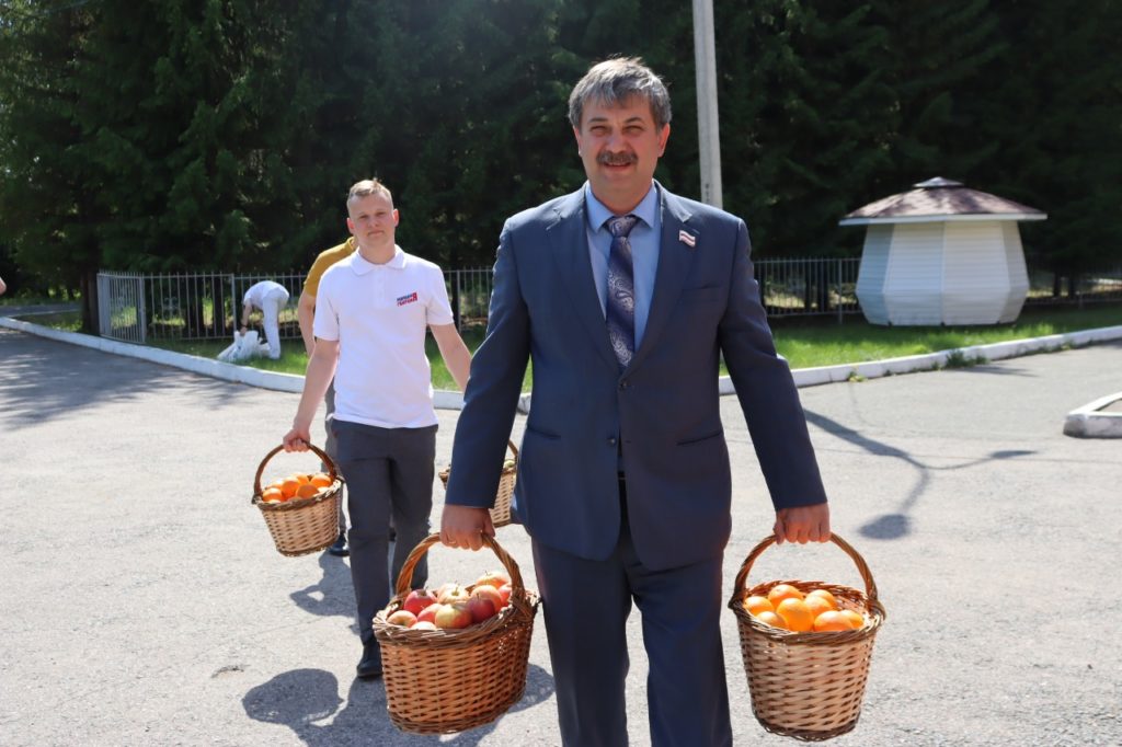 Омские единороссы организовали концерт для беженцев