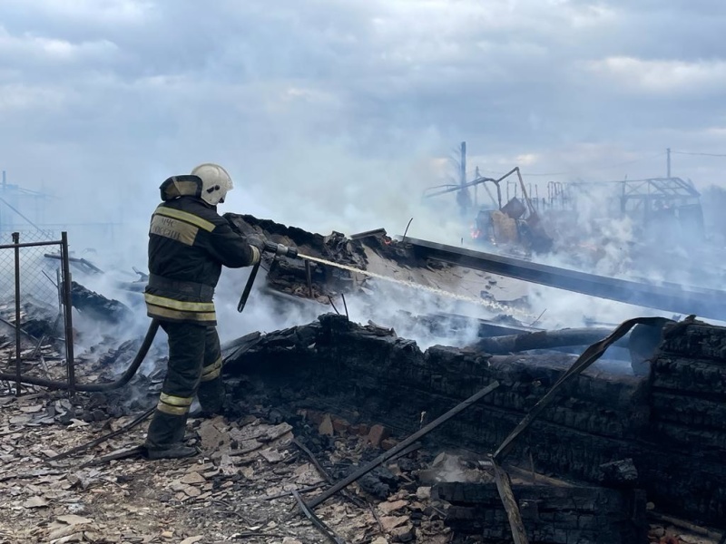 Последствия урагана в Омской области: ветер опрокидывает остановки, горят целые улицы