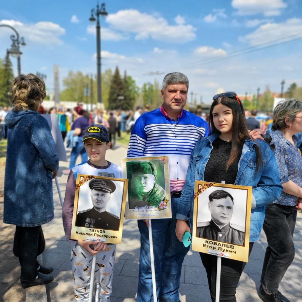 «Чтобы не были забыты уроки прошлого»: омские депутаты-единороссы прошли в колонне Бессмертного полка