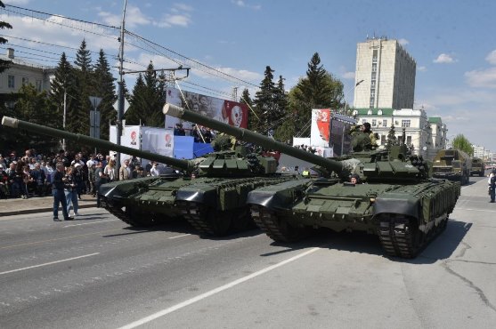 По Соборной площади проехали легендарные танк Т-34 и «Катюша»: показываем, как прошел Парад Победы (ФОТО) Фото: Сергей САПОЦКИЙ