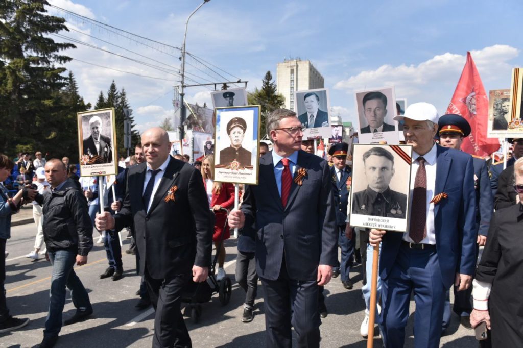 В колонне Бессмертного полка прошла 101 тысяча омичей - такого количества участников еще не было (ФОТО)