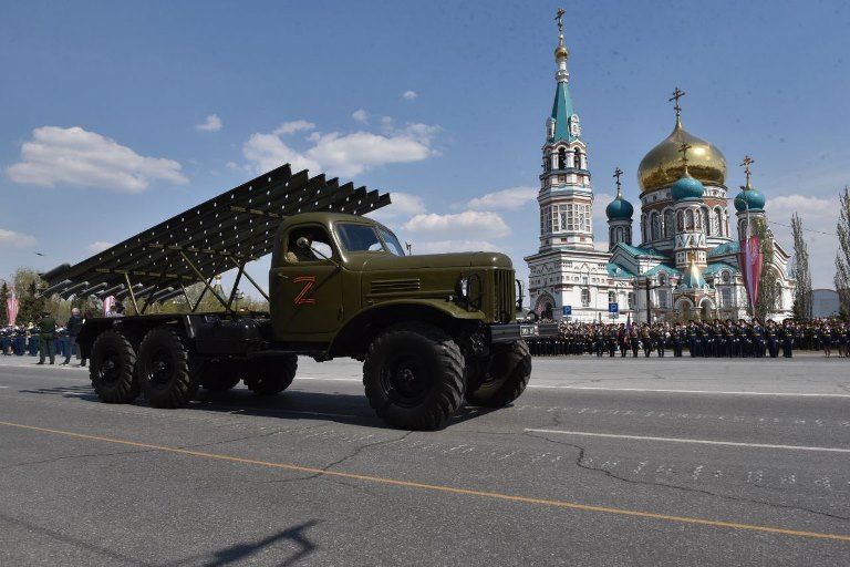 По Соборной площади проехали легендарные танк Т-34 и «Катюша»: показываем, как прошел Парад Победы (ФОТО)