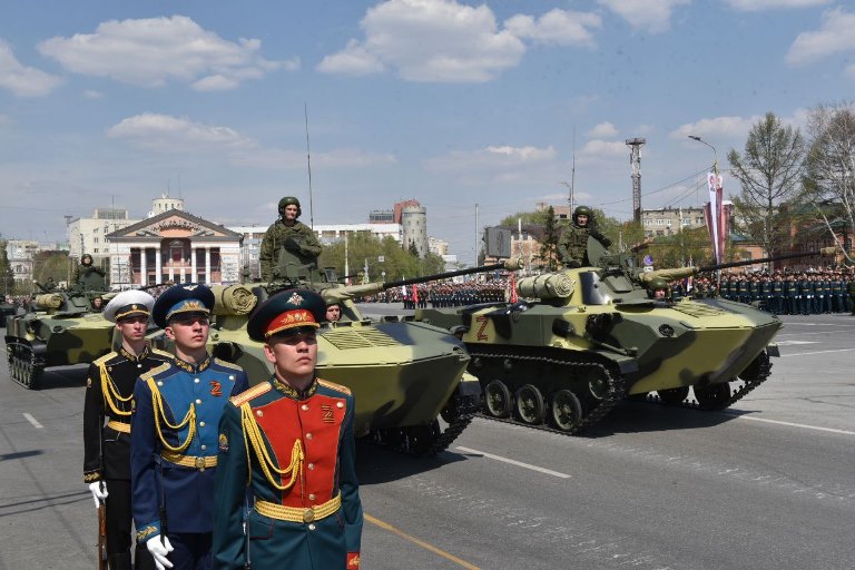 По Соборной площади проехали легендарные танк Т-34 и «Катюша»: показываем, как прошел Парад Победы (ФОТО)