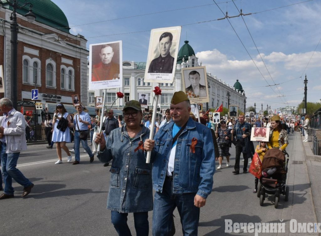 В колонне Бессмертного полка прошла 101 тысяча омичей - такого количества участников еще не было (ФОТО)